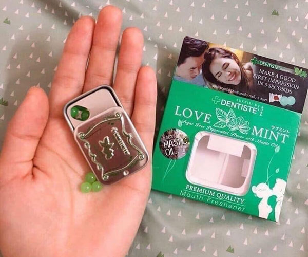 Trước khi bắt đầu quan hệ, hãy ngậm từ 1 đến 2 viên kẹo tình yêu Love mint trong vài phút để kẹo tan đều trong miệng
